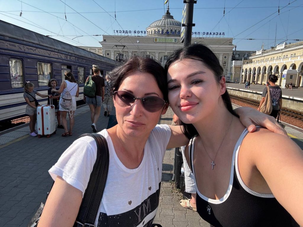 Дарина Якименко погана дівчинка має стосунки одночасно з трьома. це так її мама сказала